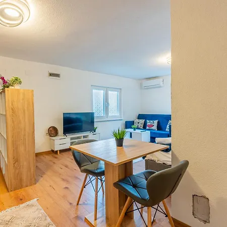 Διαμέρισμα Downtown Nest & Parking