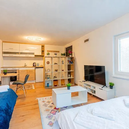 Διαμέρισμα Downtown Nest & Parking *
